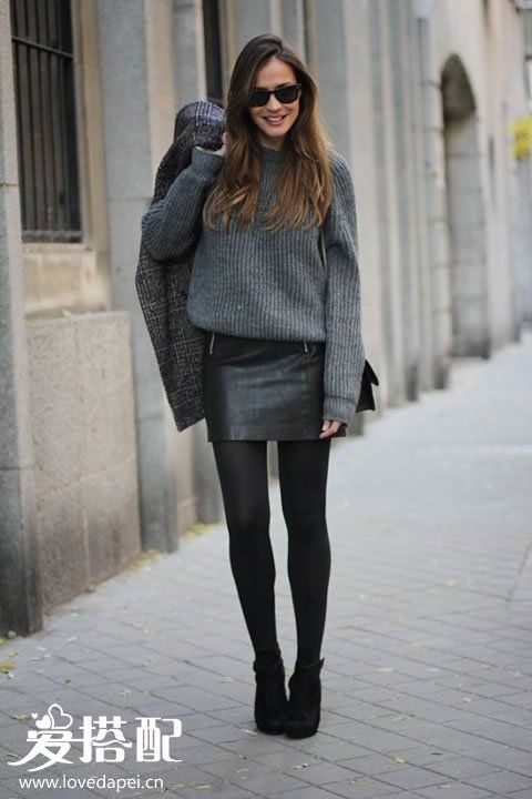 粗花呢大衣+灰色针织毛衣+黑色皮裙、丝袜、踝靴