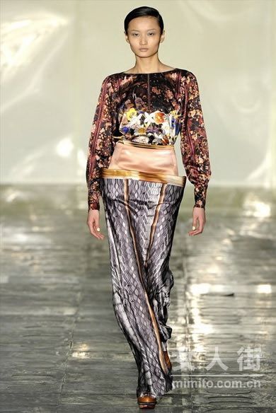 Mary Katrantzou 2011 中国花瓶穿身上